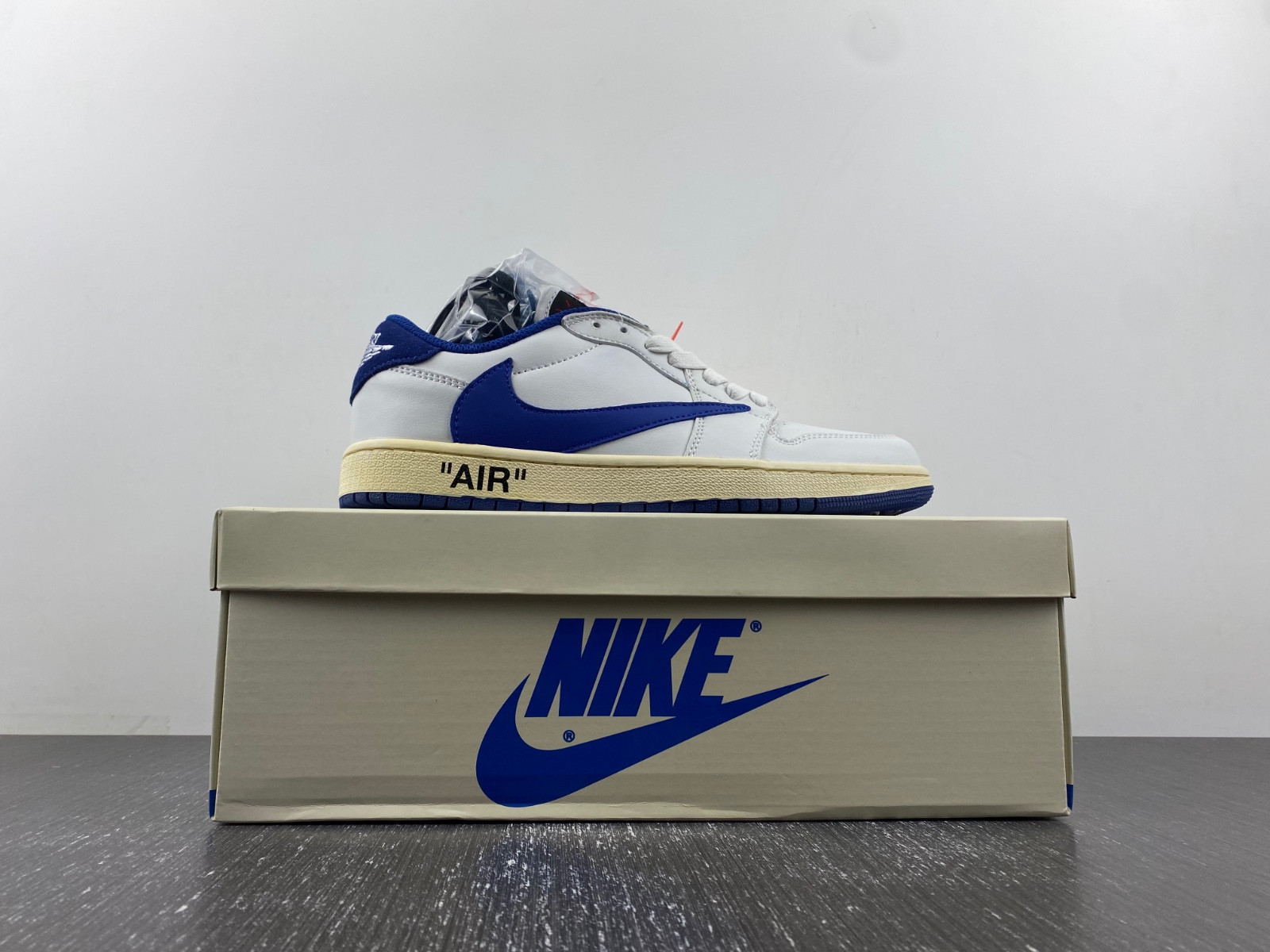 OFF-WHITE x Travis Scott x Air Jordan 1 OW DM7890-111