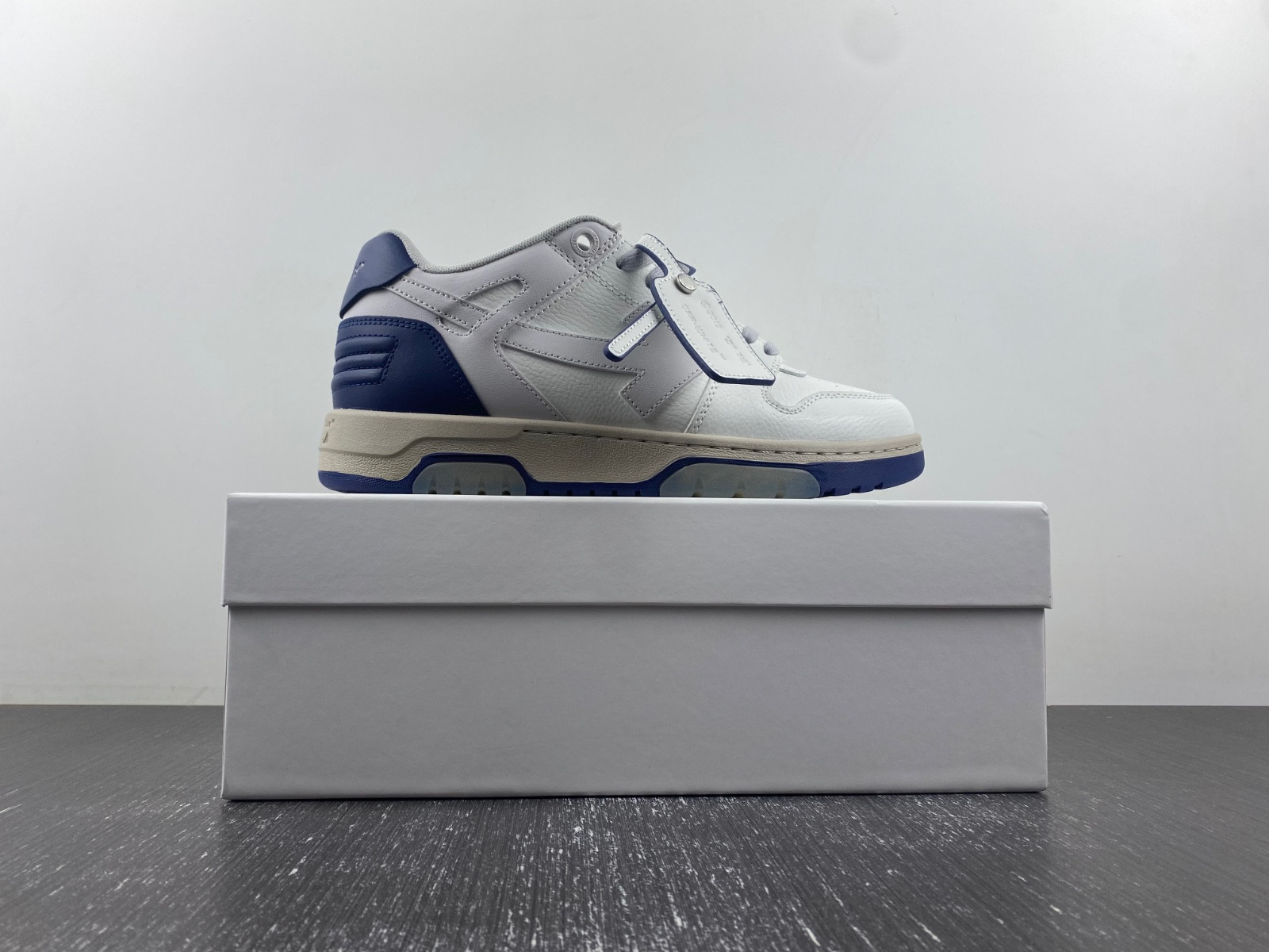 Off-White c/o Virgil Abloh