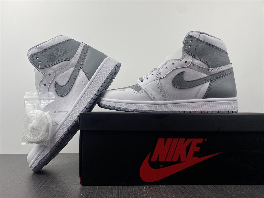 Air Jordan 1 High OG “Stealth” 555088-037
