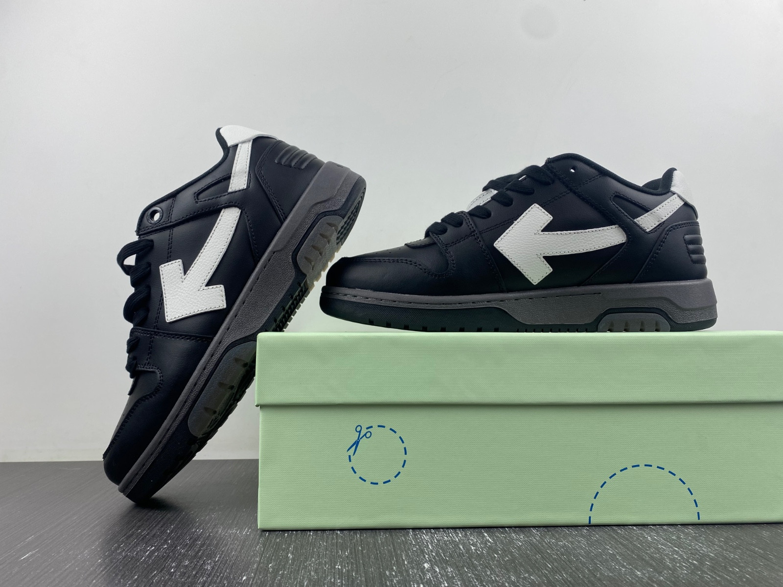 Off-White c/o Virgil Abloh