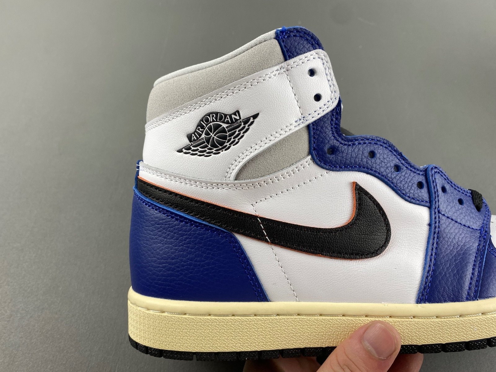 Air Jordan 1 Retro High OG "Deep Royal Blue" DZ5485-100