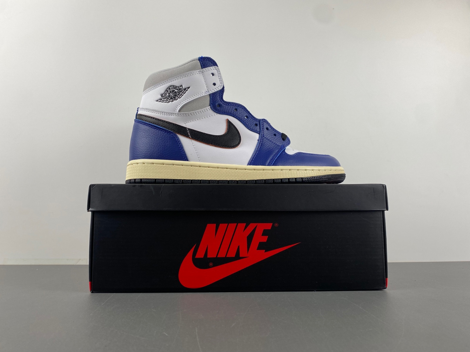 Air Jordan 1 Retro High OG "Deep Royal Blue" DZ5485-100