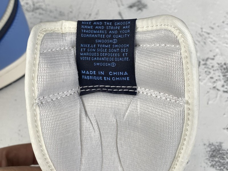 AIR JORDAN 1 OBSIDIAN UNIVERSITY BLUE 555088-140