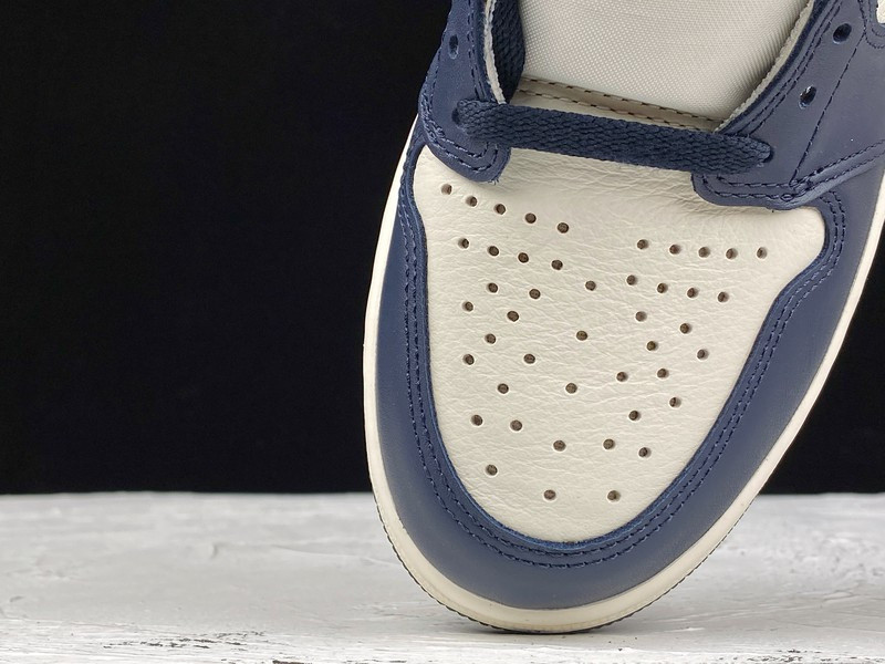 AIR JORDAN 1 OBSIDIAN UNIVERSITY BLUE 555088-140