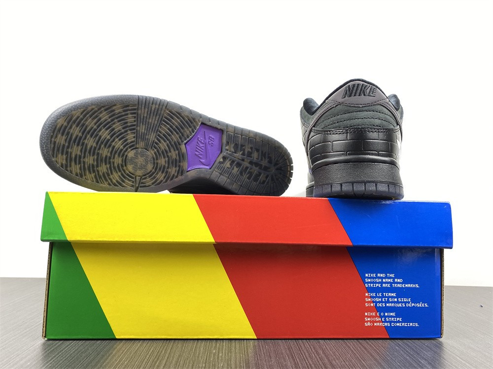 FAMILIA X NIKE SB DUNK LOW FIRST AVENUE DJ1159-001