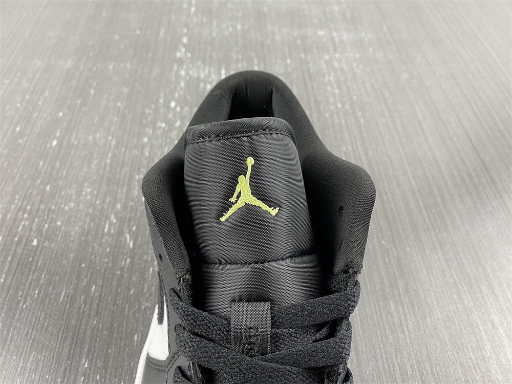 Jordan 1 Low Snakeskin Vivid Green (W) DX4446-301