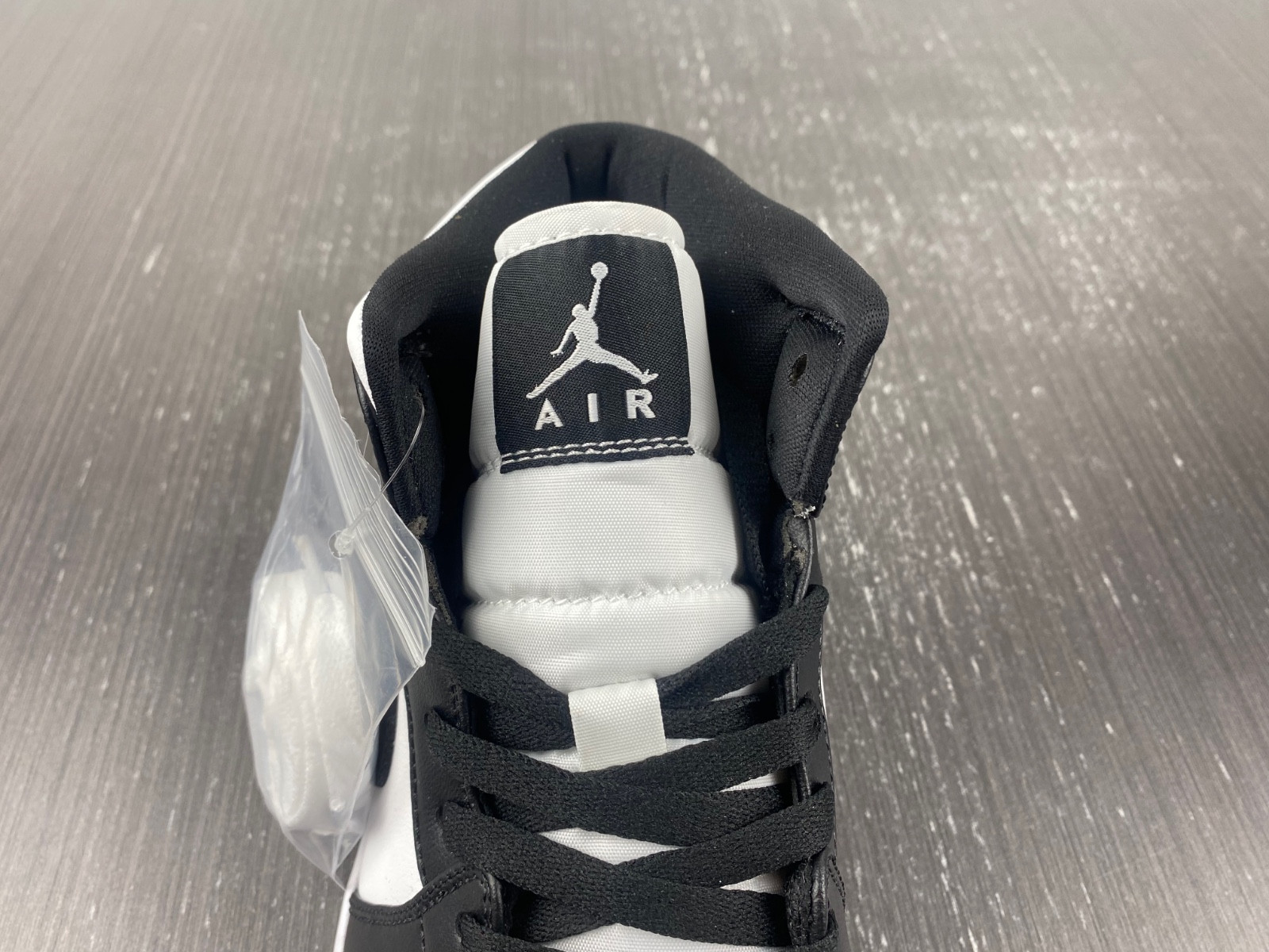 Air Jordan 1 Mid "Black/White" DV0991-101