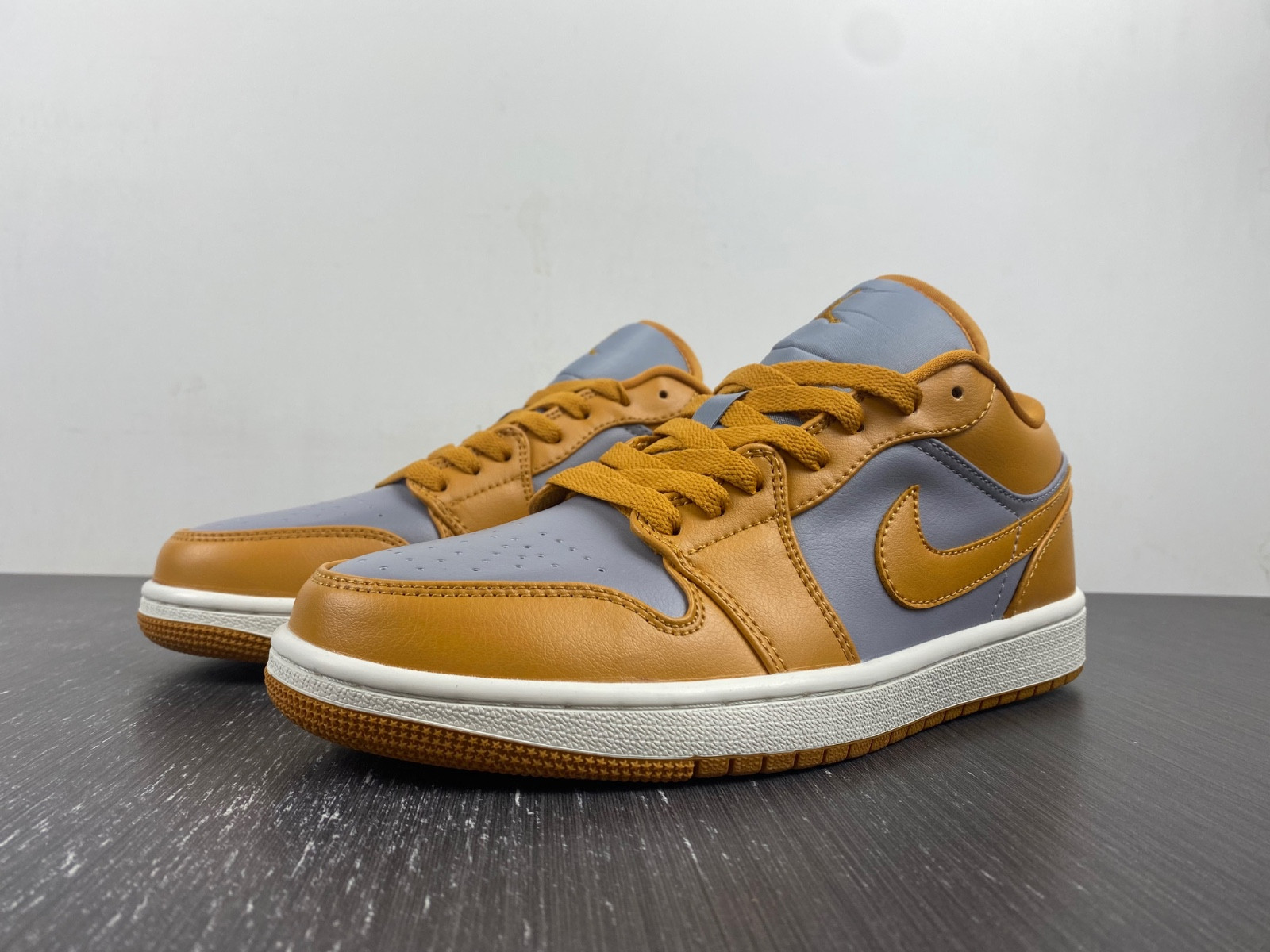 NIKE AIR JORDAN 1 LOW CHUTNEY DC0774-020