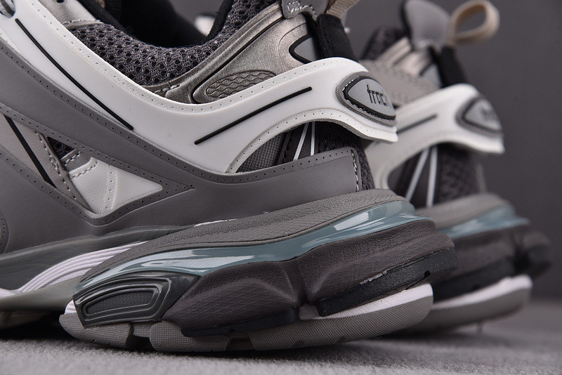 Ba*len*cia*ga led track trainer 