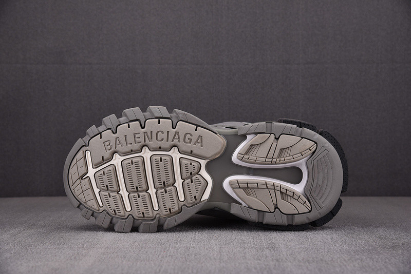 Ba*len*cia*ga led track trainer 