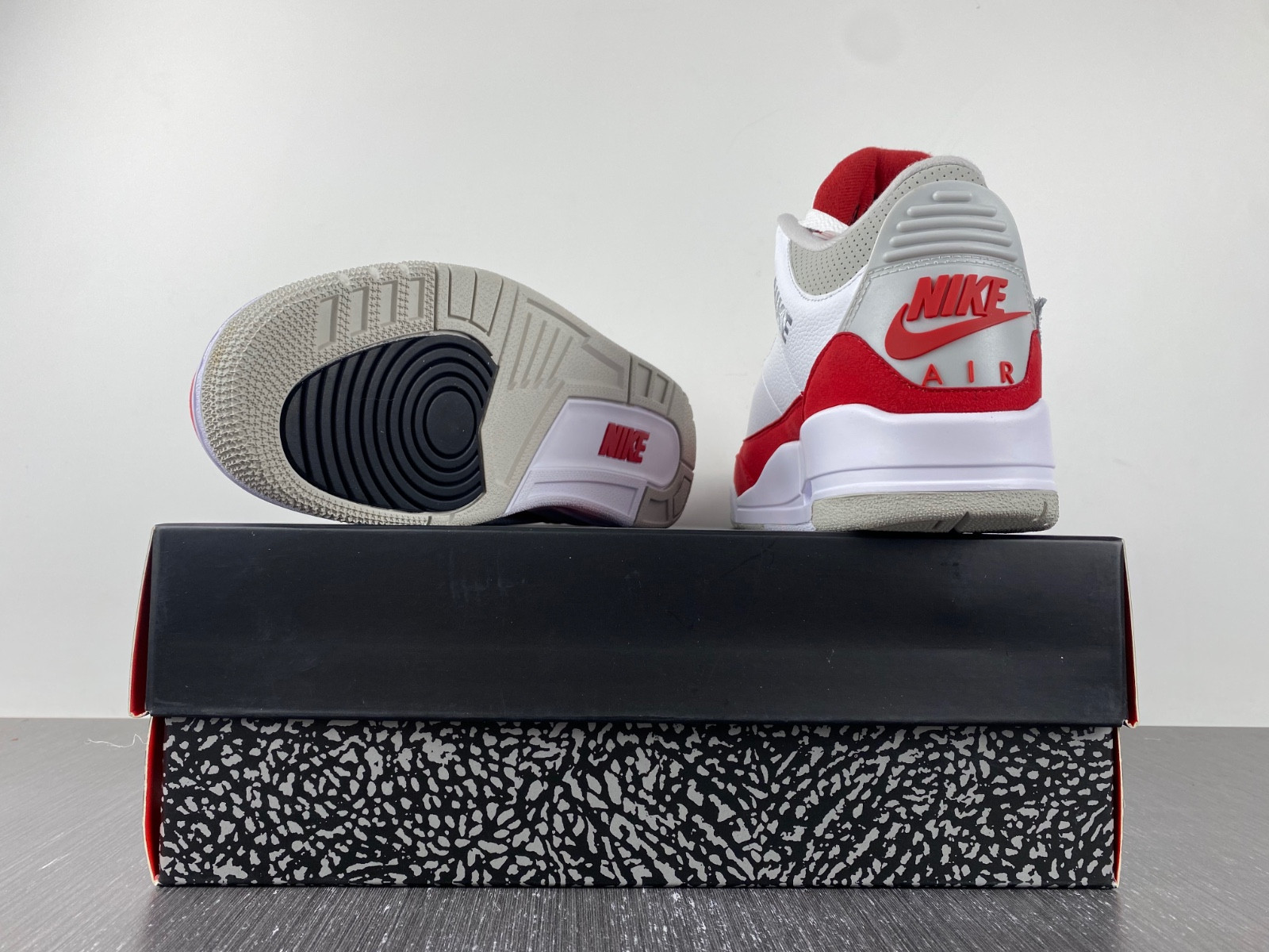 Jordan 3 Retro Tinker White University Red CJ0939-100