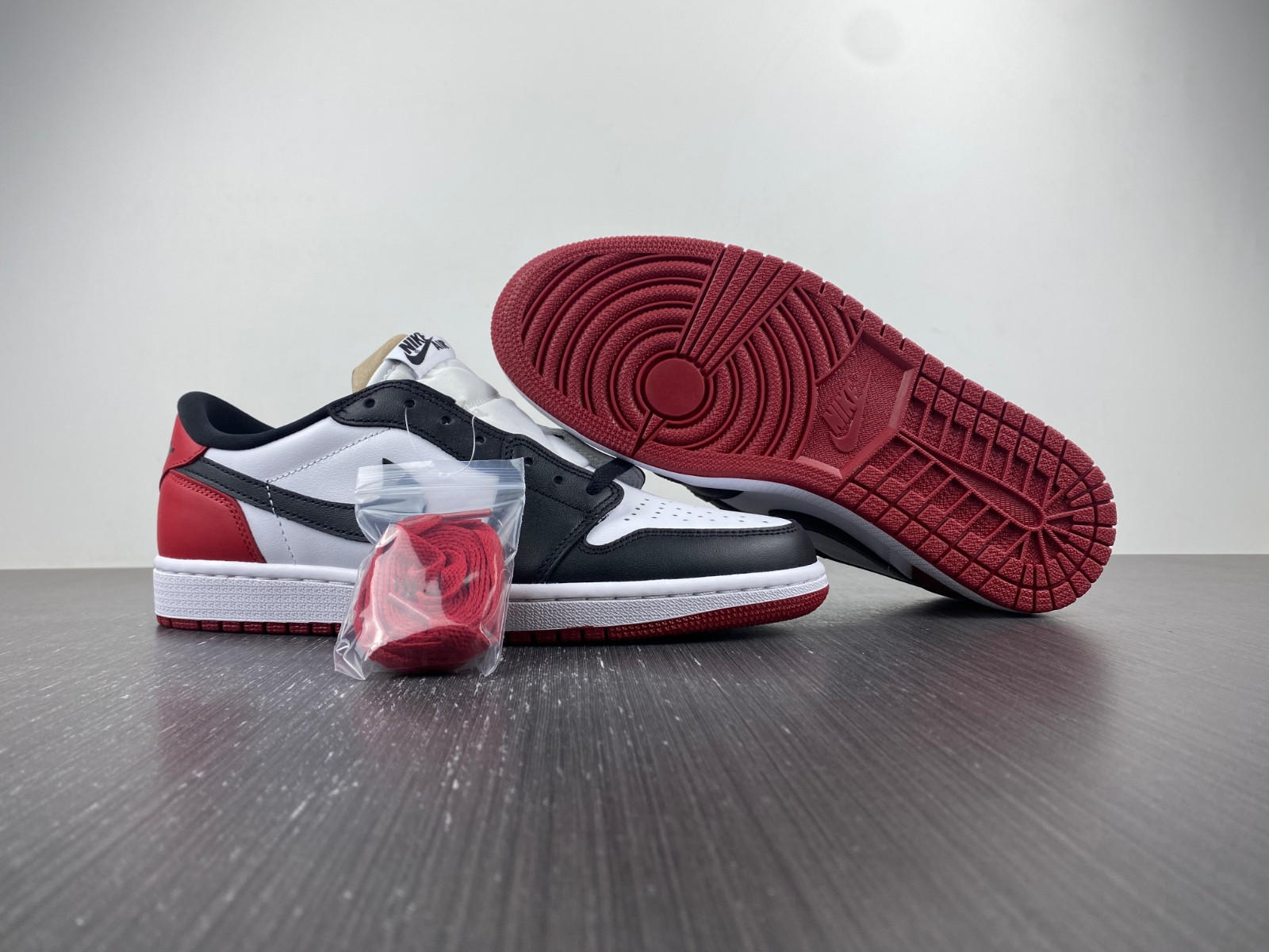 Air Jordan 1 Retro Black Toe 2016 low 555088-125