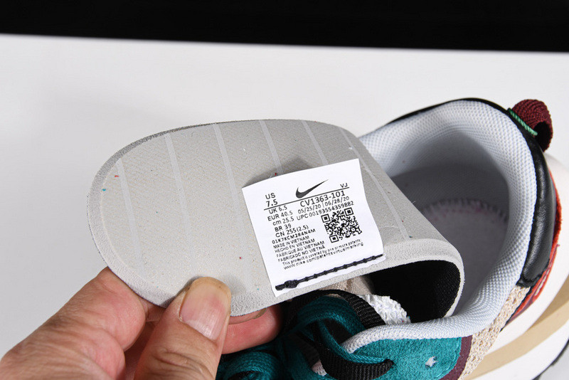 Sacai X NIKe regasus vaporrly SP BV0073-102