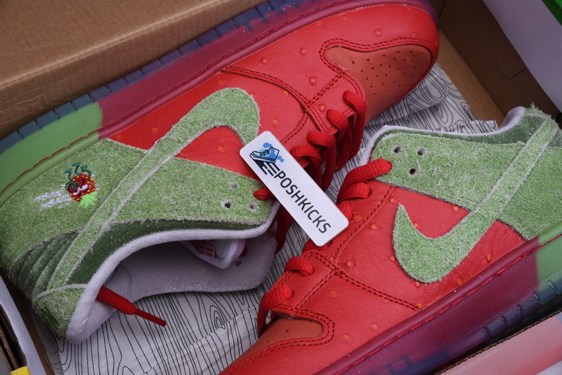Nike SB Dunk Low Strawberry Cough CW7903-601