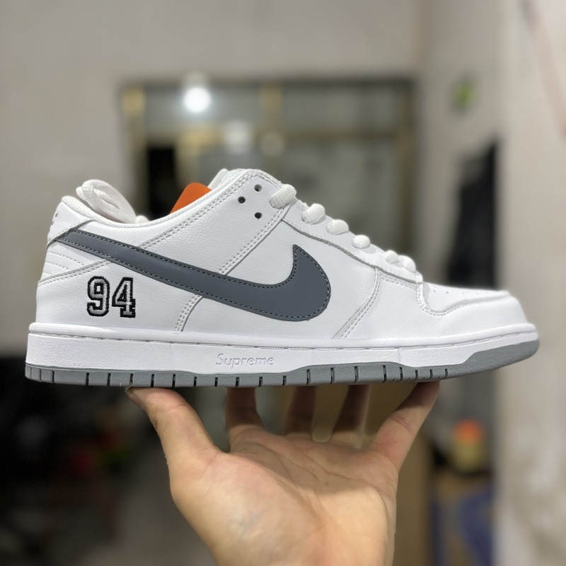 S*prem* x nike sb dunk low white / metallic silver-white hq8487-100