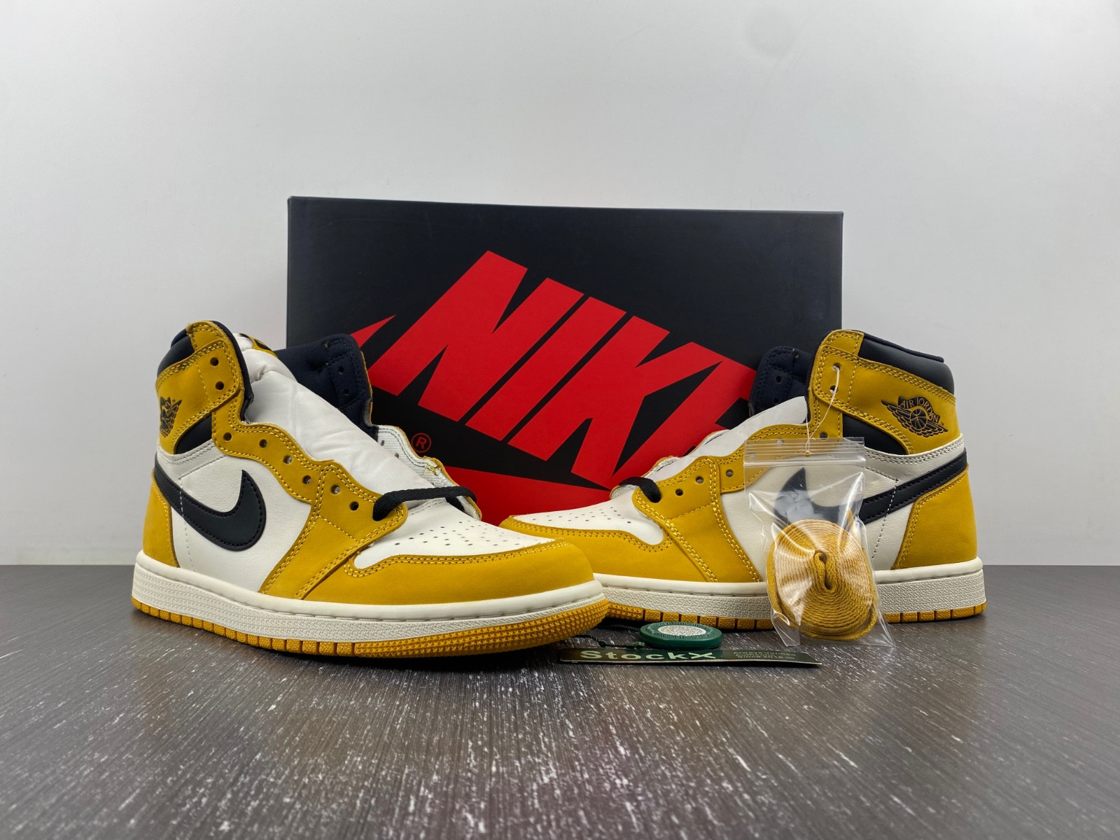 Air Jordan 1 High OG "Yellow Ochre" DZ5485-701