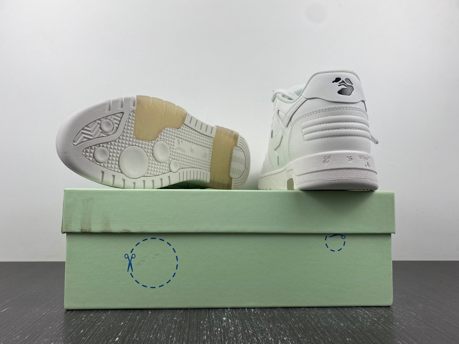 Off-White c/o Virgil Abloh