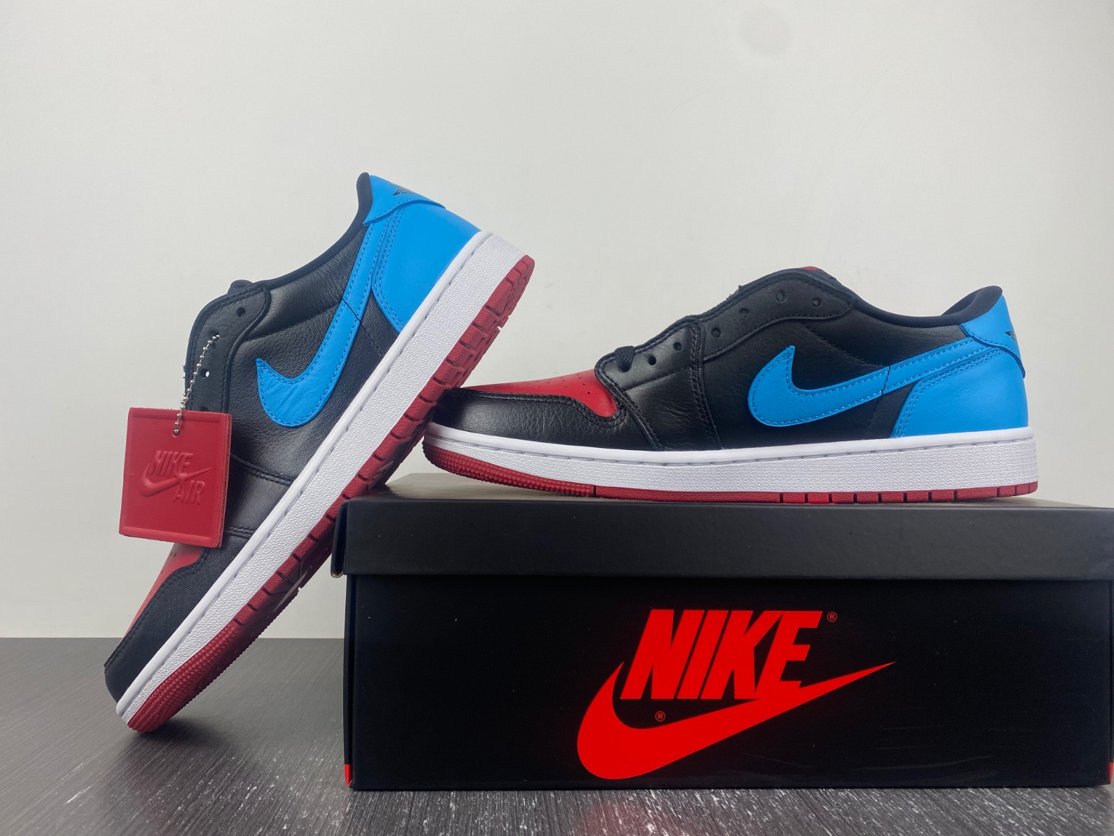 Air Jordan 1 Low OG UNC to Chicago CZ0775-046