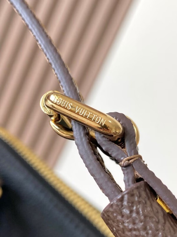 l0vis Vvtt0n express travel