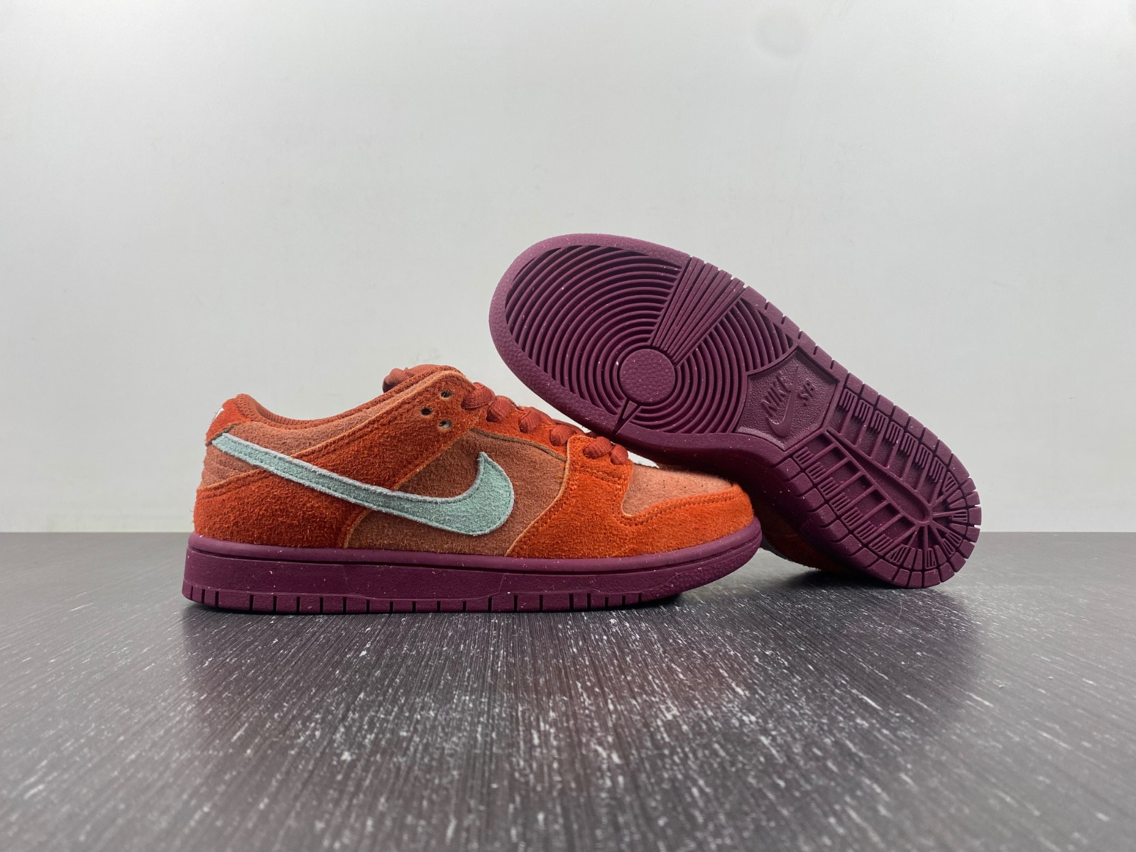 Nike SB Dunk Low "Mystic Red" DV5429-601