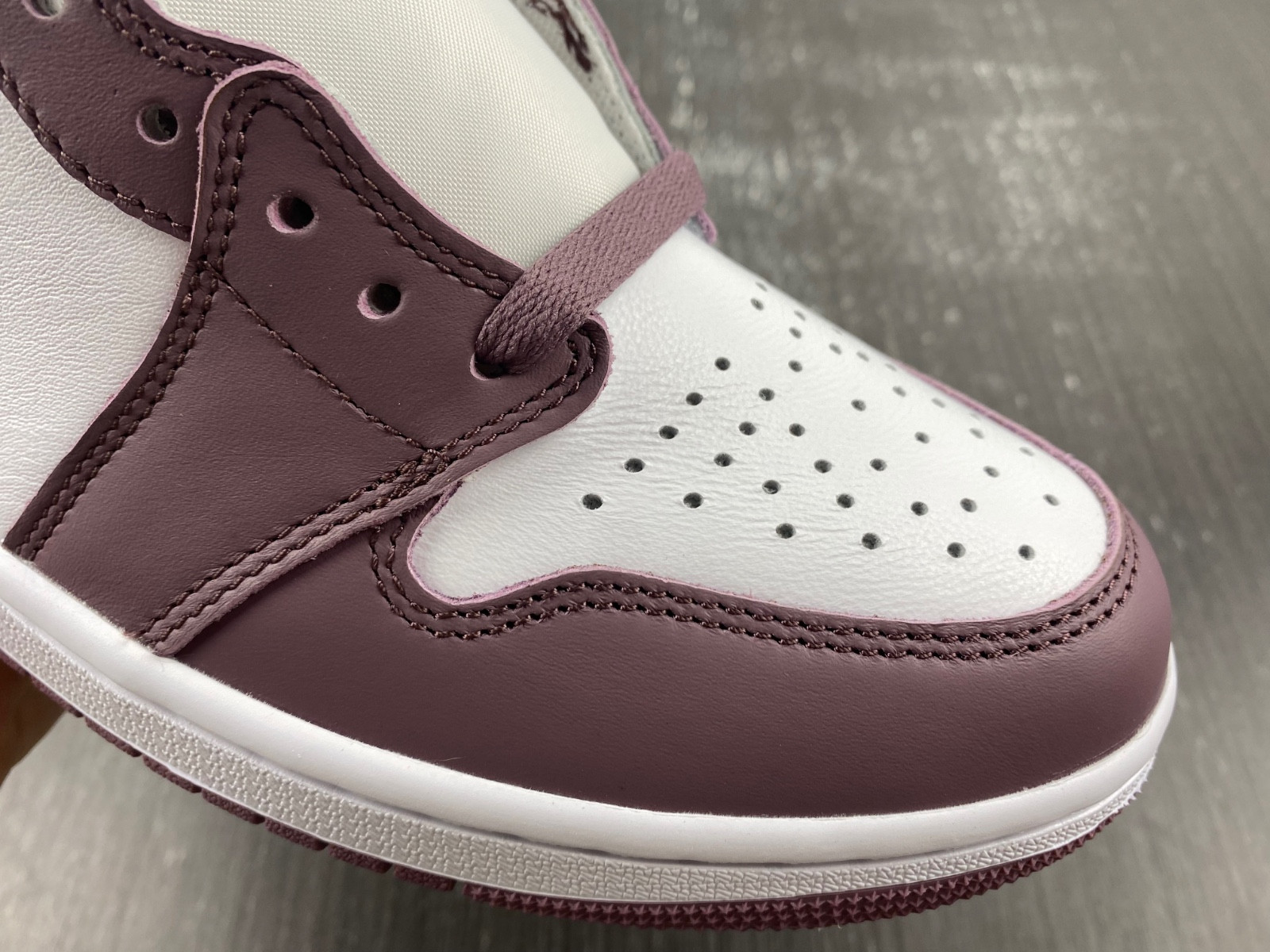 Air Jordan 1 High OG "Mauve" DZ5485-105