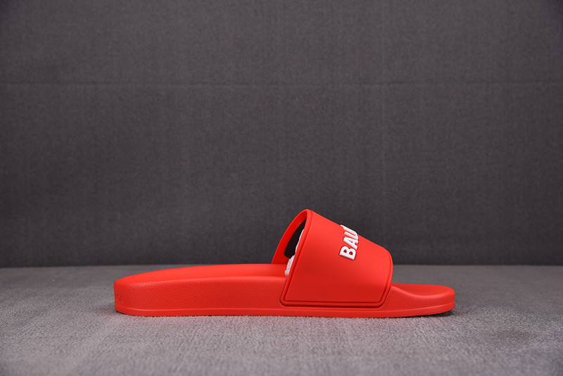 Ba*len*cia*ga red slides