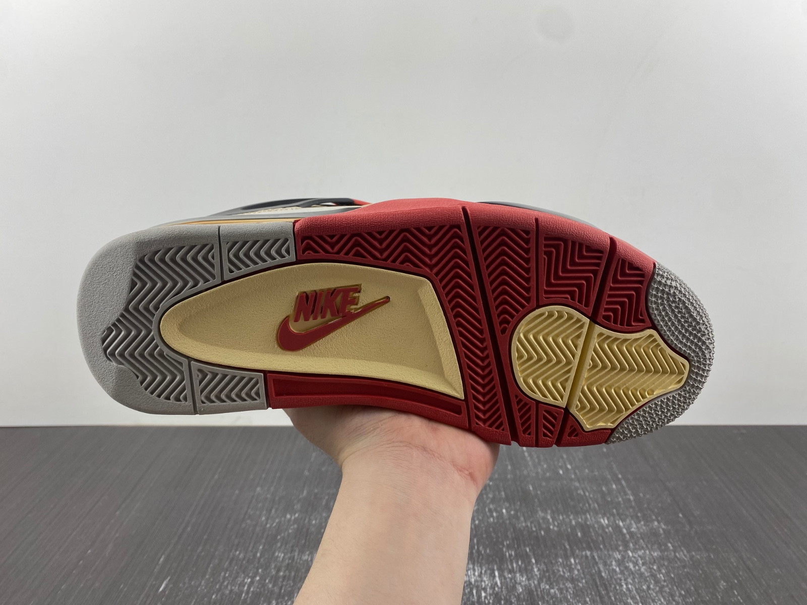 Air Jordan 4 Retro Charizard AQ9129-105