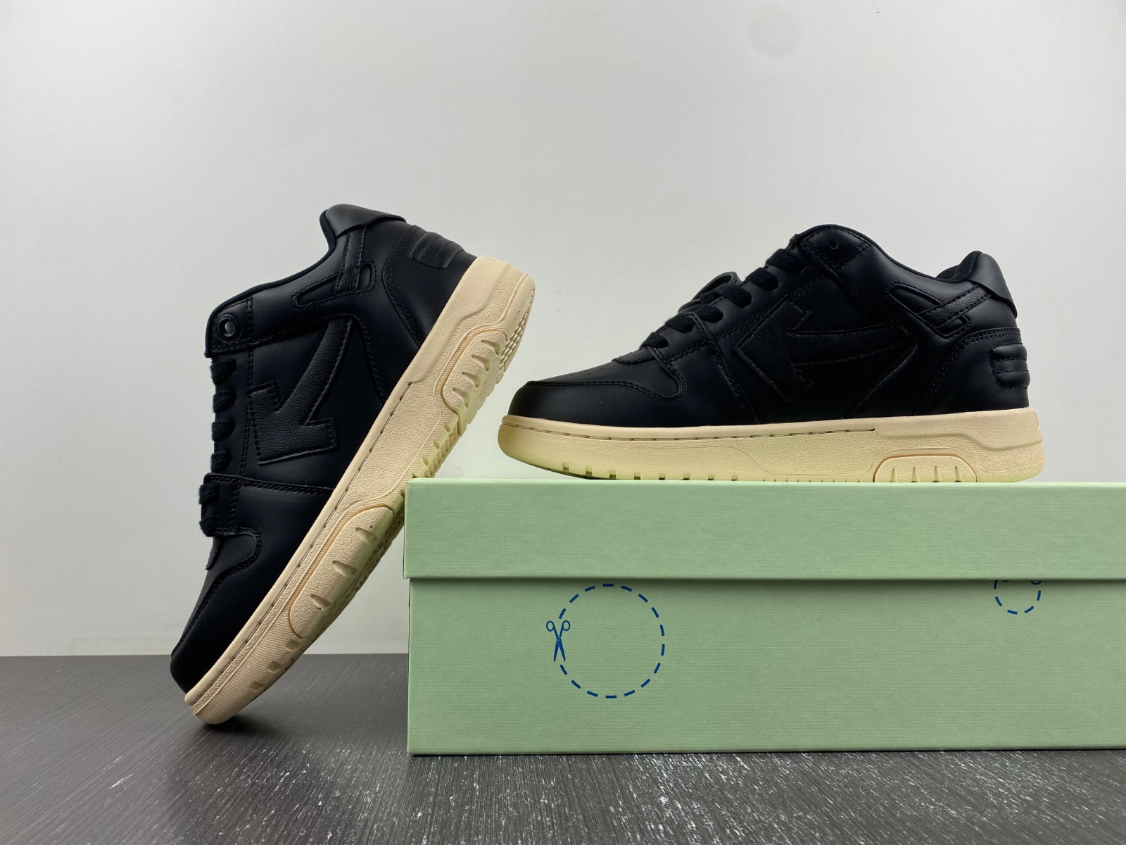 Off-White c/o Virgil Abloh