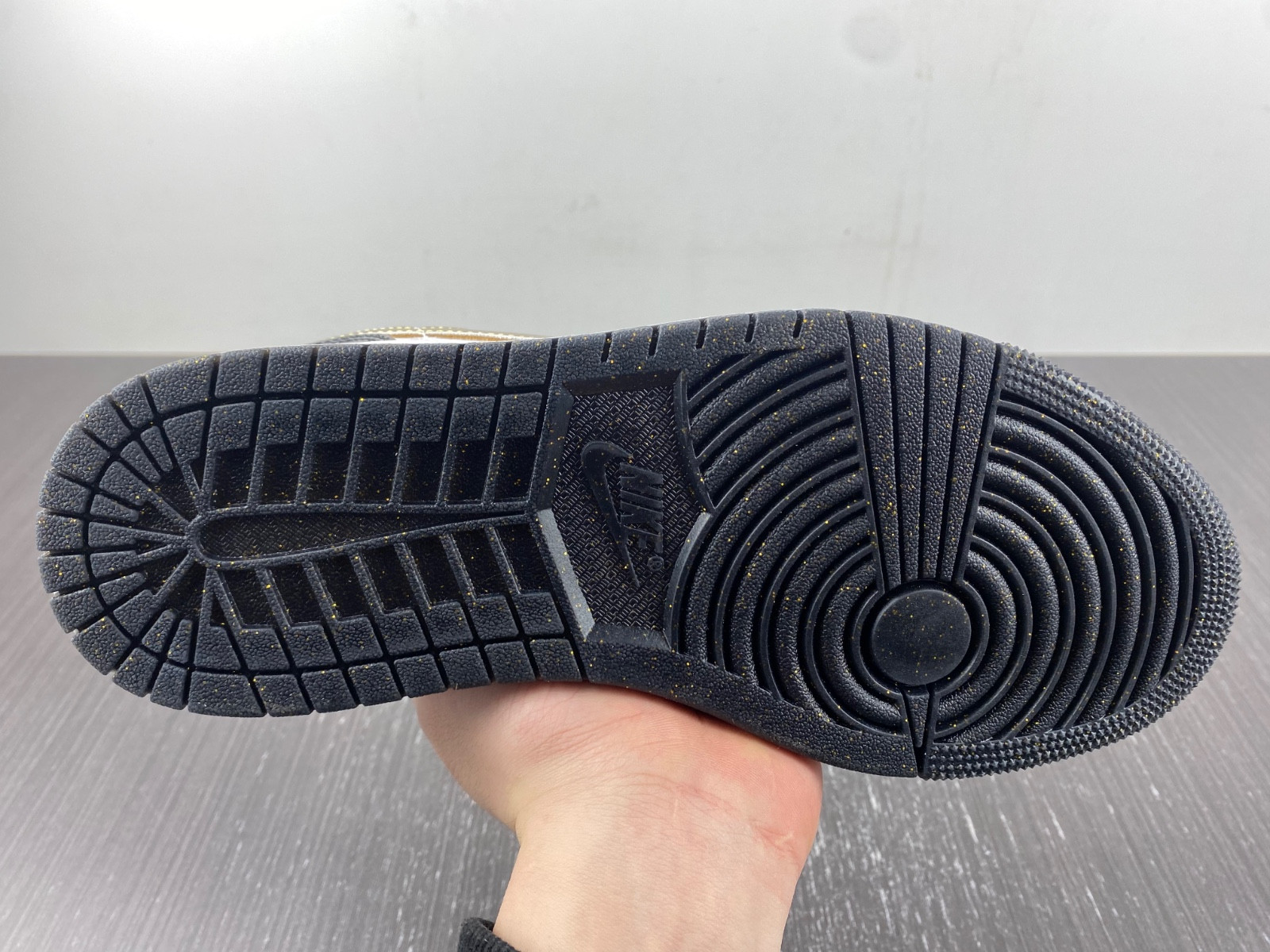 Jordan 1 Low SE Gold Toe (GS) - DR6970-071