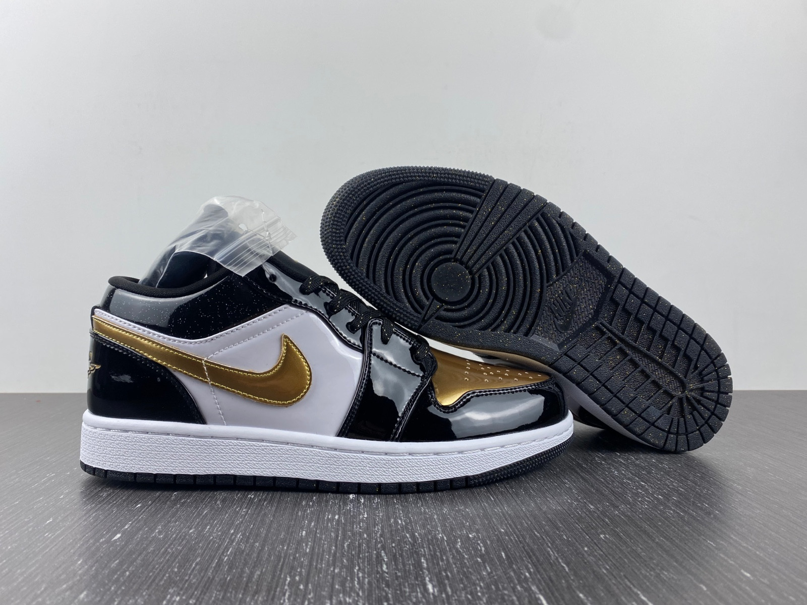 Jordan 1 Low SE Gold Toe (GS) - DR6970-071