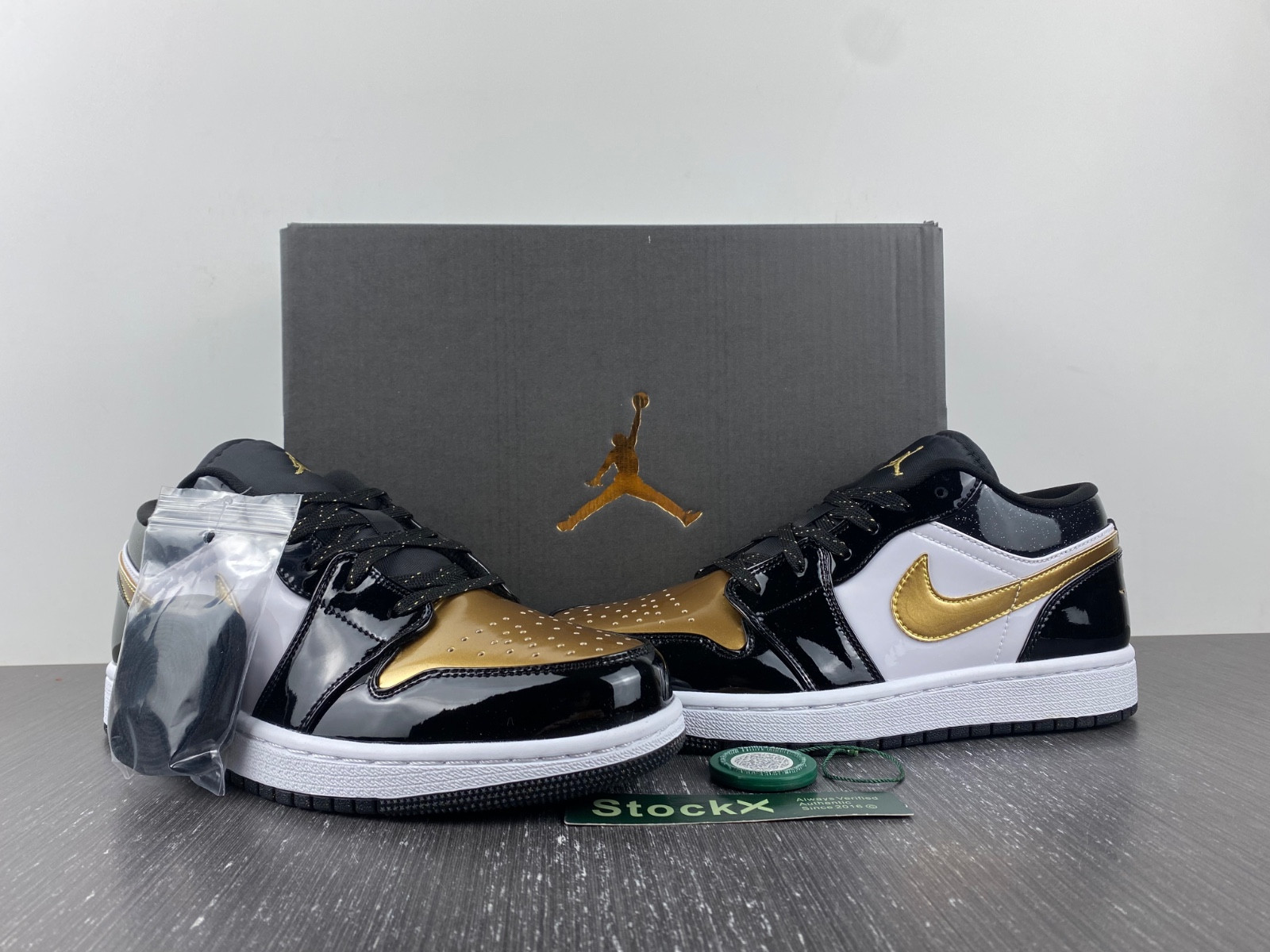 Jordan 1 Low SE Gold Toe (GS) - DR6970-071