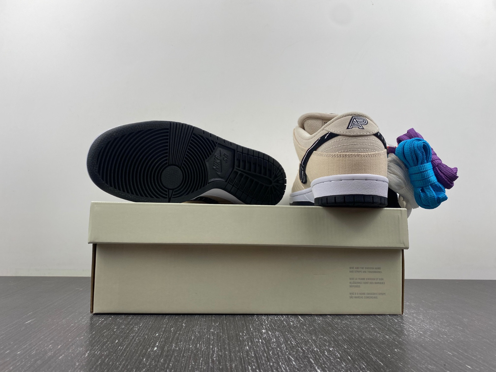 Albino & Preto X Nike SB Dunk Low FD2627-200