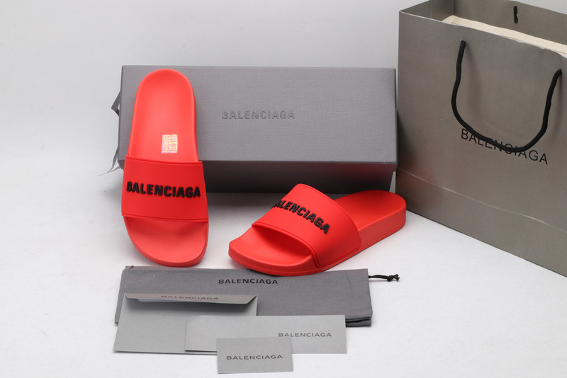 Ba*len*cia*ga red slides