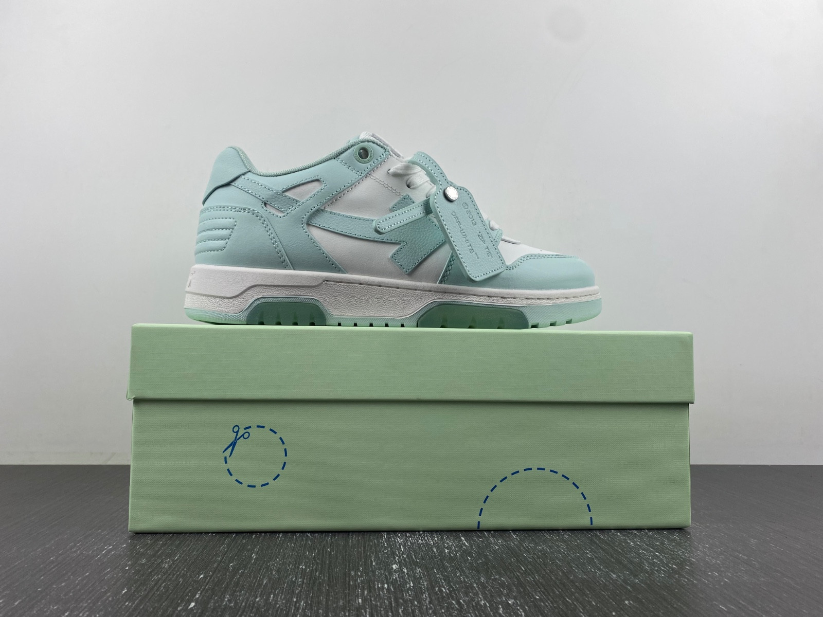 Off-White c/o Virgil Abloh