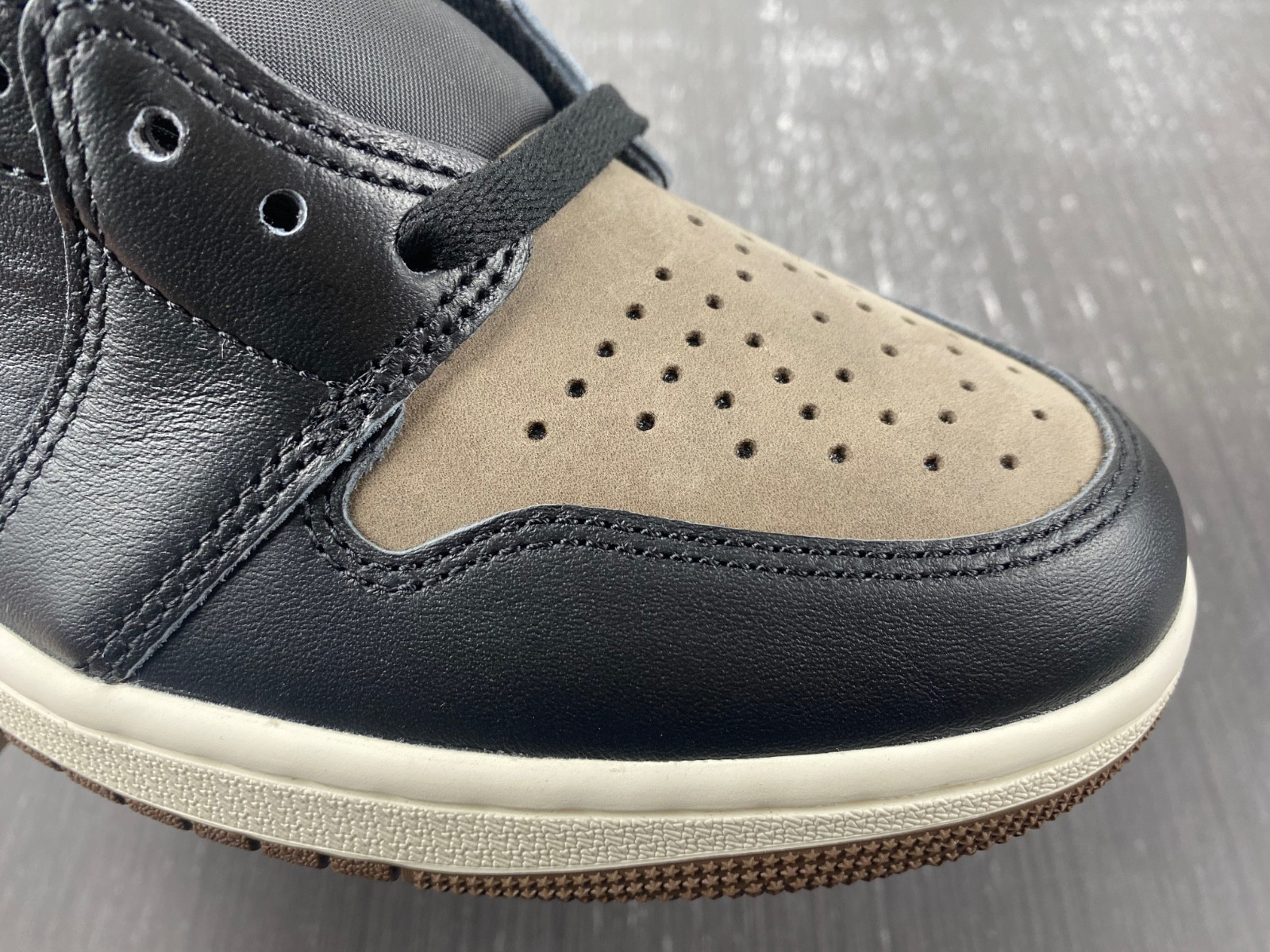 Air Jordan 1 Retro High OG "Palomino" DZ5485-020