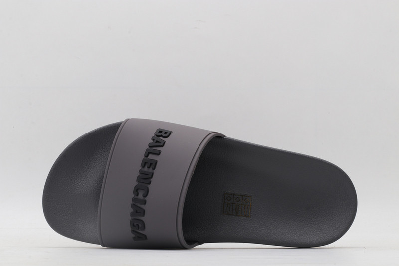 Ba*len*cia*ga grey slides