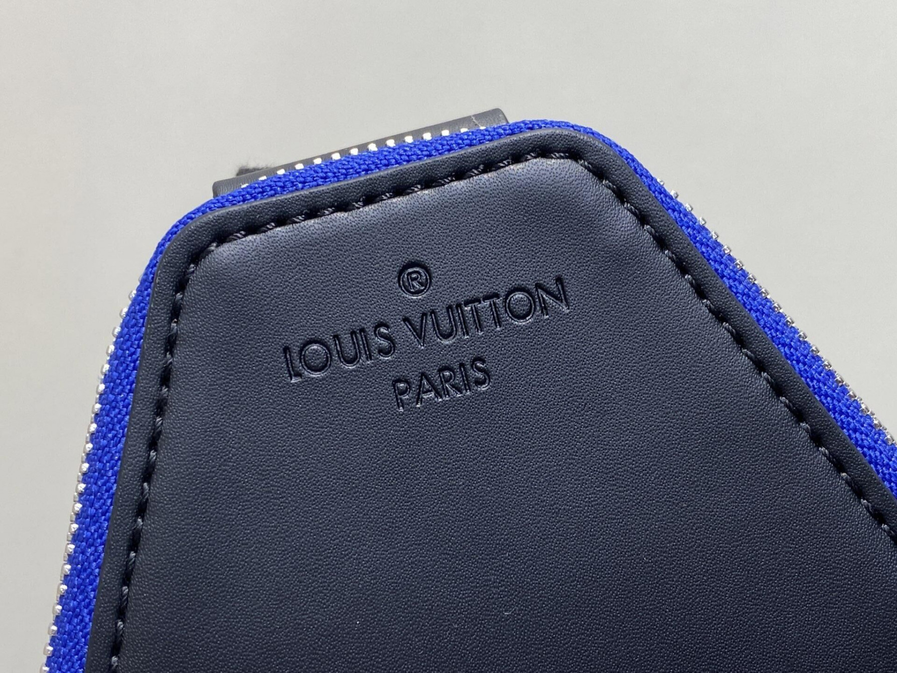 LV Avenue Slingbag Damier Graphite Canvas