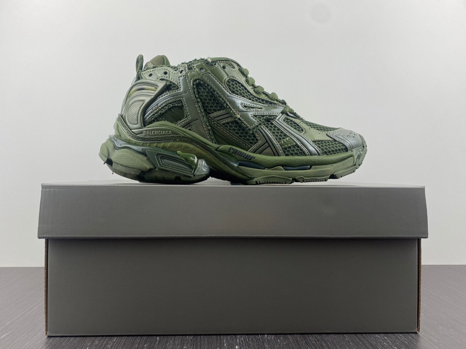 Ba*len*cia*ga runner 677402 w1rn3 2025