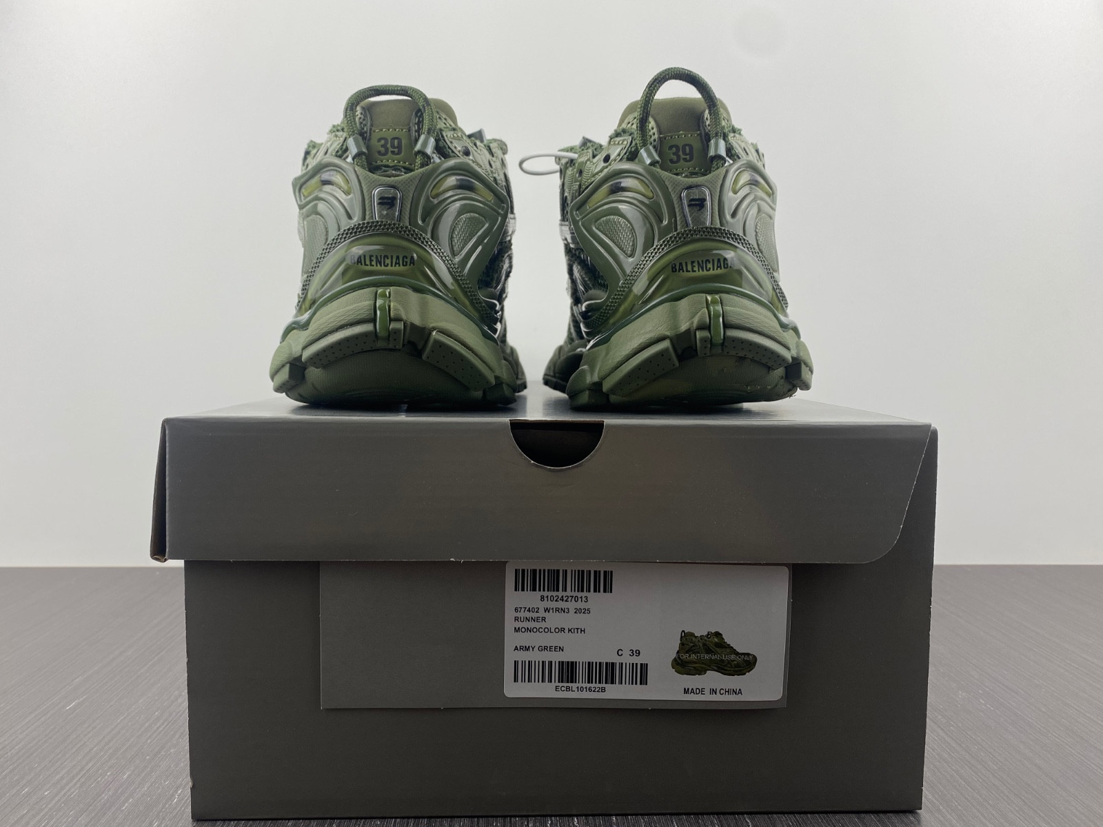 Ba*len*cia*ga runner 677402 w1rn3 2025