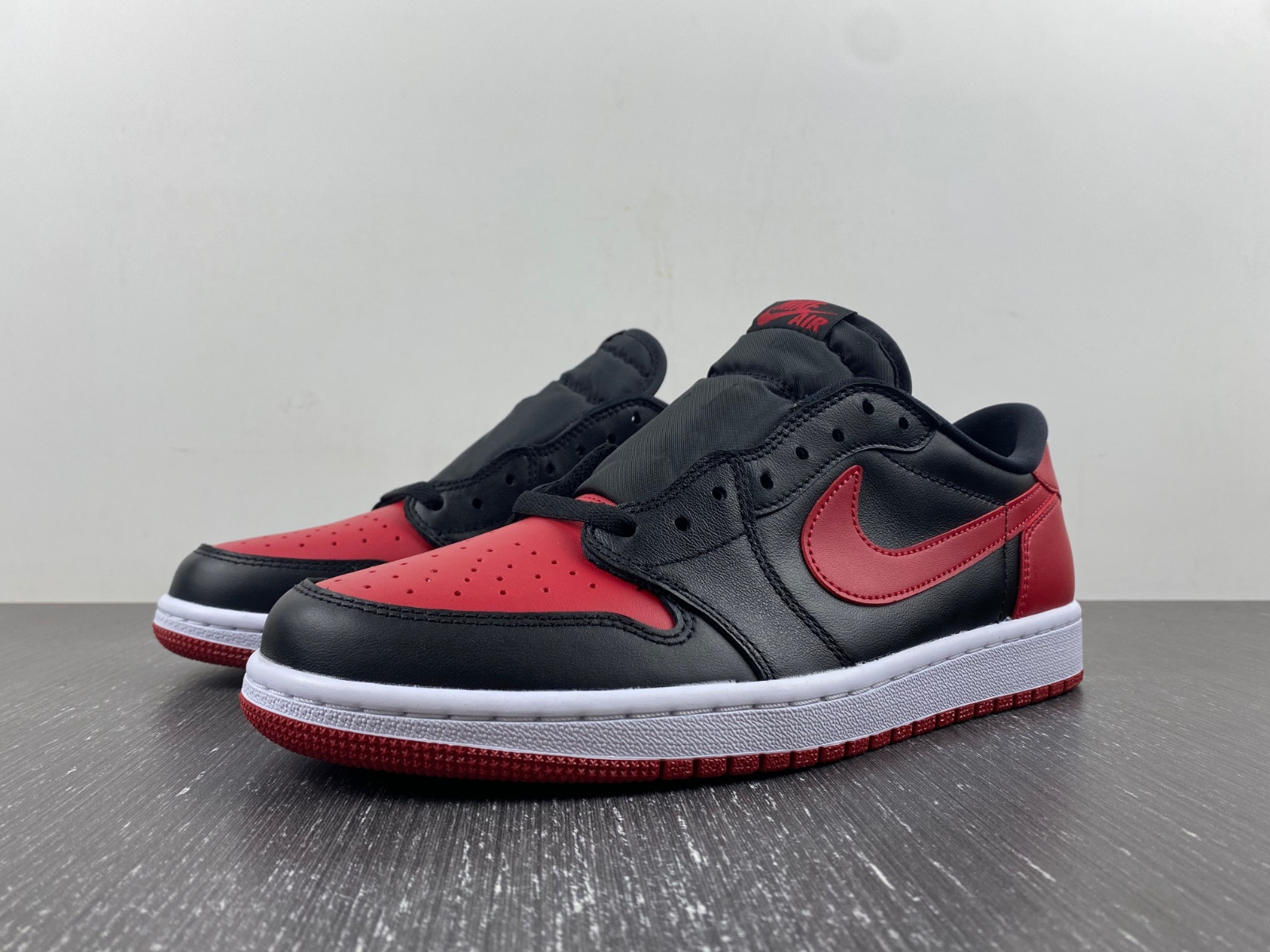 Jordan 1 Retro Low Bred (2015) - 705329-001