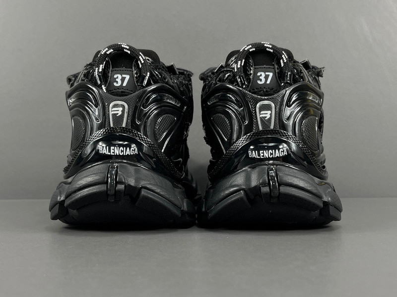 Ba*len*cia*ga runner 772767 w3rny 0135 (it’s not the same as the previous one!)