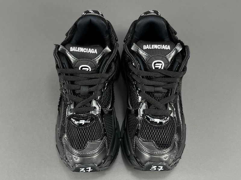 Ba*len*cia*ga runner 772767 w3rny 0135 (it’s not the same as the previous one!)